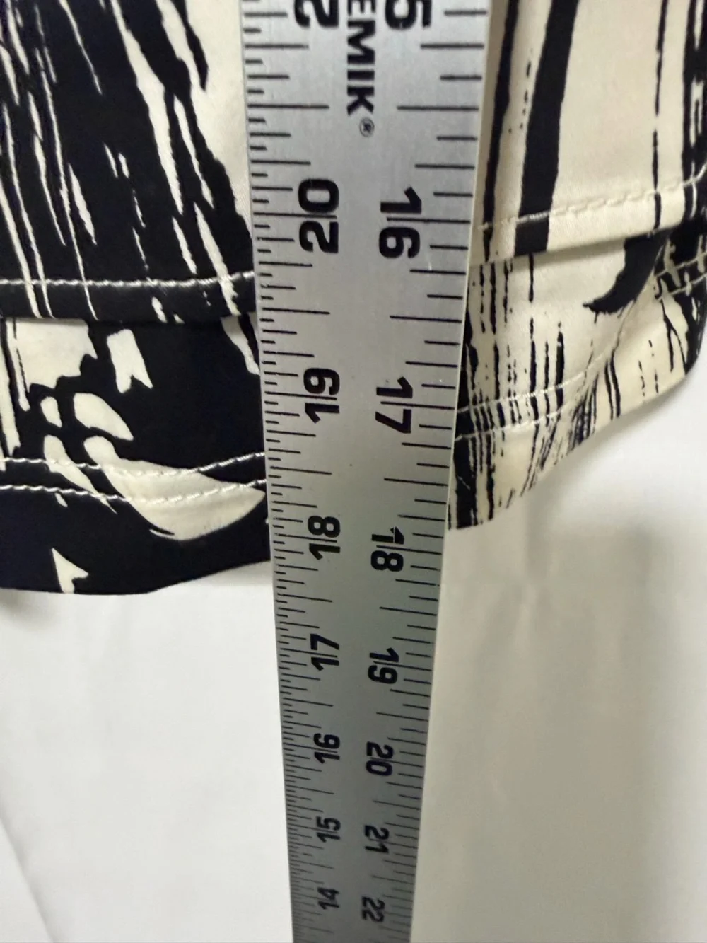 St. John Black and White Abstract-Print Cropped Jacket - Picture 5 of 6